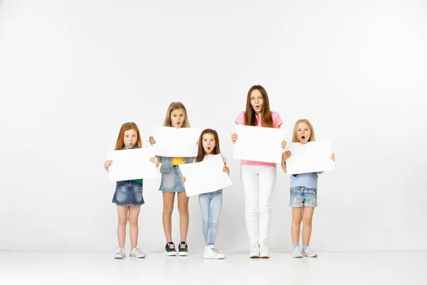Група дітей з білими банерами ізольовані в білому — стокове фото