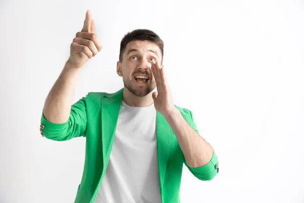 El hombre de negocios feliz de pie y sonriendo contra el fondo gris . — Foto de Stock