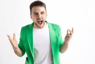 Genç rahat adam bağırıyor. Bağırmak.