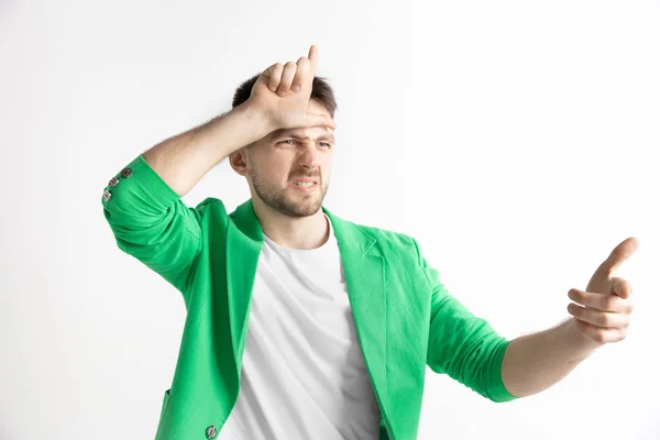 Os falhados vão para casa. Retrato de cara feliz mostrando sinal perdedor sobre a testa — Fotografia de Stock