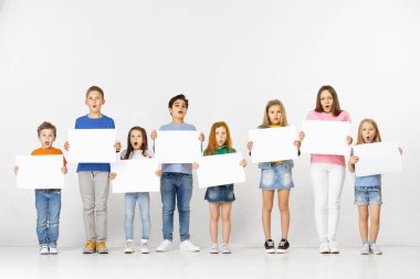 Çocuk beyaz izole beyaz bir afiş ile grup