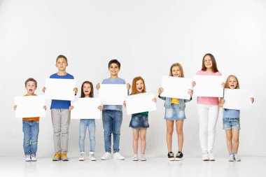 Çocuk beyaz izole beyaz bir afiş ile grup