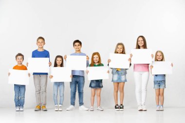 Çocuk beyaz izole beyaz bir afiş ile grup