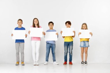 Çocuk beyaz izole beyaz bir afiş ile grup