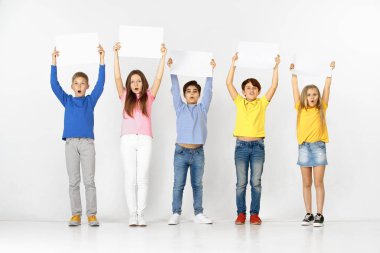 Çocuk beyaz izole beyaz bir afiş ile grup