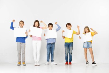 Çocuk beyaz izole beyaz bir afiş ile grup