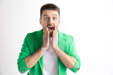 Şaşırmış görünen çekici adam gri izole genç