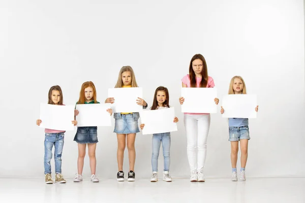 Groupe d'enfants avec des bannières blanches isolées en blanc — Photo