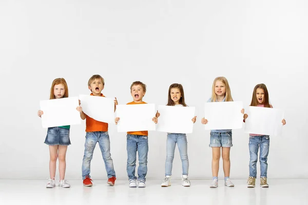 Çocuk beyaz izole beyaz bir afiş ile grup — Stok fotoğraf