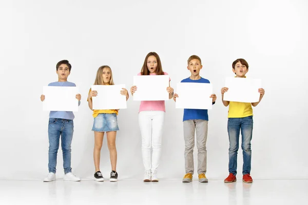 Gruppo di bambini con striscioni bianchi isolati in bianco — Foto Stock