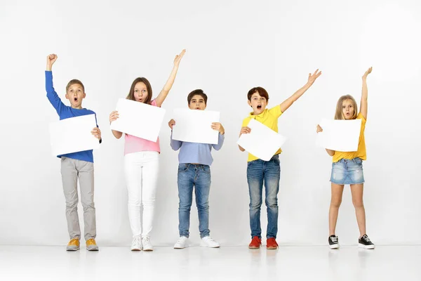 Groep kinderen met een witte banners geïsoleerd in wit — Stockfoto