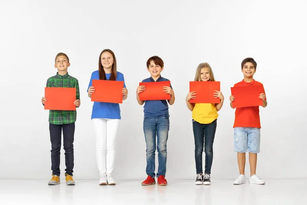Gruppe von Kindern mit roten Fahnen isoliert in weiß — Stockfoto