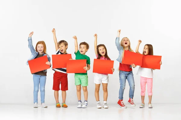 Група дітей з червоними банерами ізольовані в білому — стокове фото