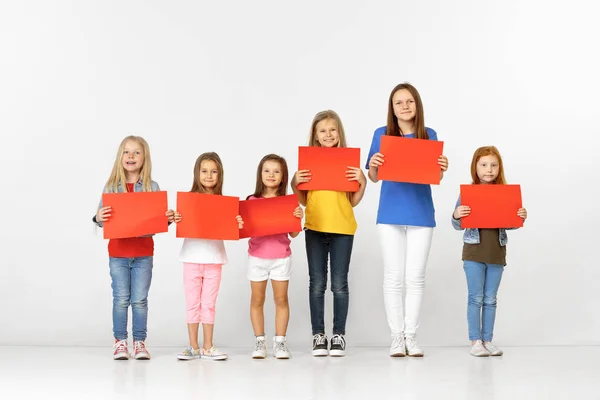 Gruppo di bambini con striscioni rossi isolati in bianco — Foto Stock