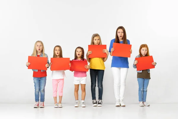 Grupp barn med röda fanor isolerade i vitt — Stockfoto