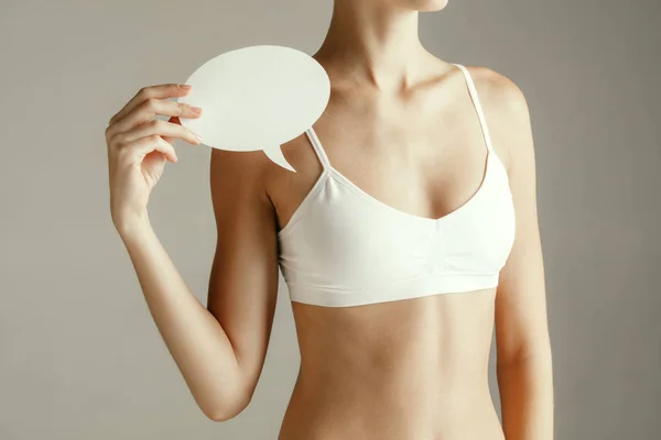 Young adult woman holding empty paper card for sign or symbol. — Stock Photo, Image