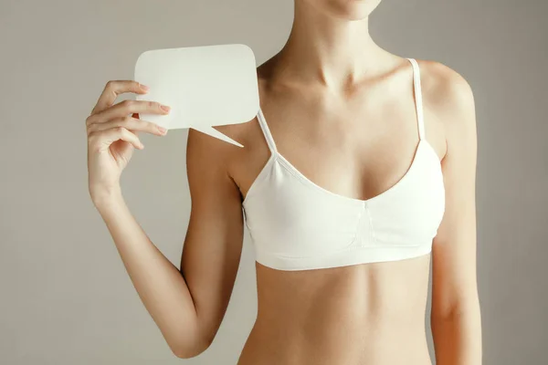 Young adult woman holding empty paper card for sign or symbol. — Stock Photo, Image