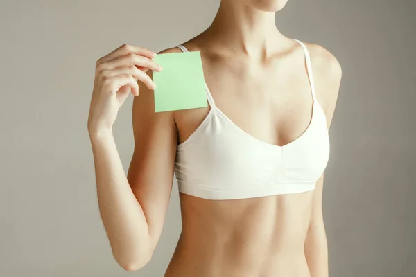 Ung vuxen kvinna håller tomt papperskort för tecken eller en symbol. — Stockfoto
