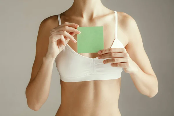 Mladé dospělé žena držící prázdný papír karta pro znaménko nebo symbol. — Stock fotografie