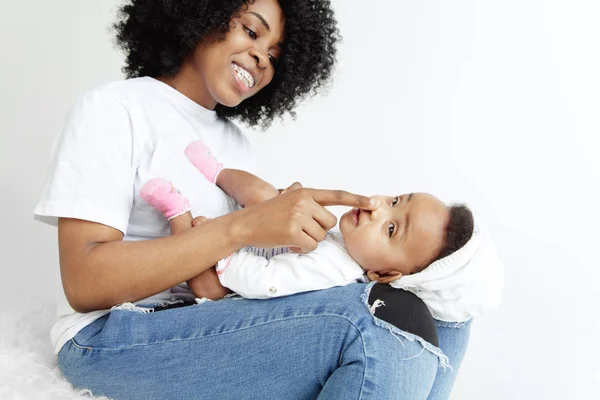 Portret van mooie Afrikaanse vrouw houden op handen haar kleine baby — Stockfoto