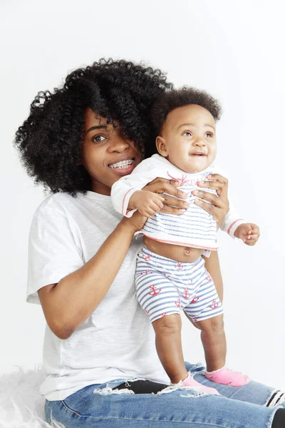 Portret van mooie Afrikaanse vrouw houden op handen haar kleine baby — Stockfoto