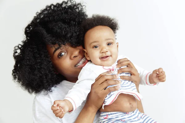 Portret van mooie Afrikaanse vrouw houden op handen haar kleine baby — Stockfoto