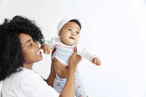 Portret van mooie Afrikaanse vrouw houden op handen haar kleine baby — Stockfoto