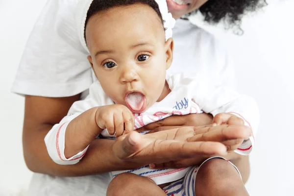 Portret van mooie Afrikaanse vrouw houden op handen haar kleine baby — Stockfoto