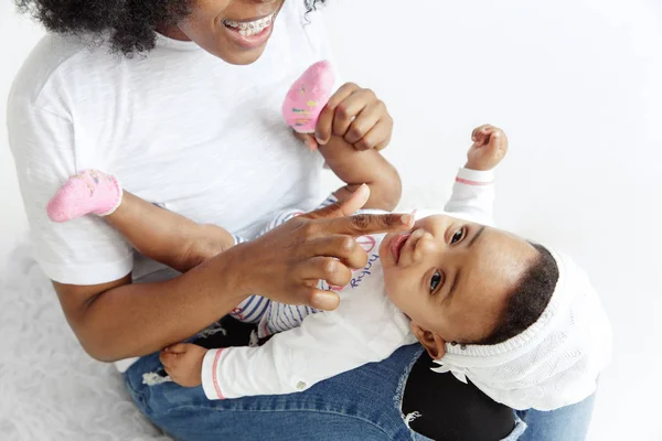 Portret van mooie Afrikaanse vrouw houden op handen haar kleine baby — Stockfoto