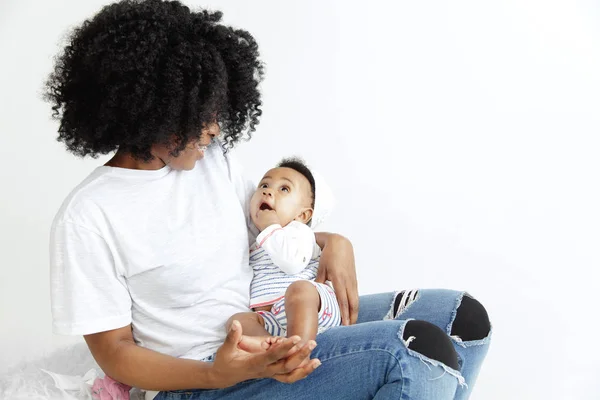 Portret van mooie Afrikaanse vrouw houden op handen haar kleine baby — Stockfoto