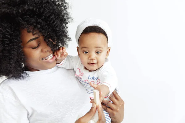 Portret van mooie Afrikaanse vrouw houden op handen haar kleine baby — Stockfoto