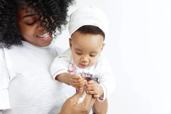 Portret van mooie Afrikaanse vrouw houden op handen haar kleine baby — Stockfoto