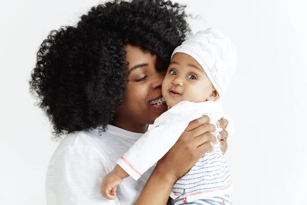 Portret van mooie Afrikaanse vrouw houden op handen haar kleine baby — Stockfoto