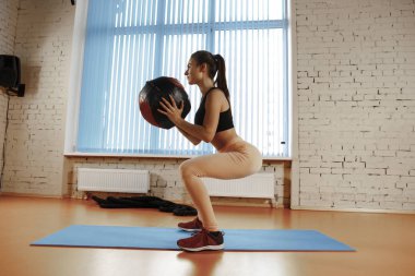 Bazı jimnastik salonunda yapıyor güzel ince esmer