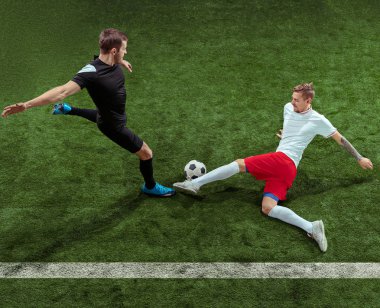 Futbol oyuncuları top yeşil çimen arka plan üzerinde mücadele