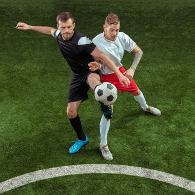 Futbol oyuncuları top yeşil çimen arka plan üzerinde mücadele