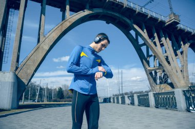 Adam sabah şehir arka plan üzerinde. Sağlıklı yaşam konsepti.