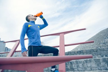 Adam sabah şehir arka plan üzerinde. Sağlıklı yaşam konsepti.