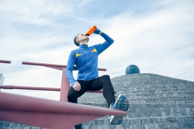 Adam sabah şehir arka plan üzerinde. Sağlıklı yaşam konsepti.