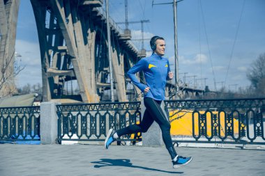 Sabah şehir arka plan üzerinde koşan adam.