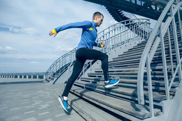 Man kör på staden bakgrund på morgonen. — Stockfoto