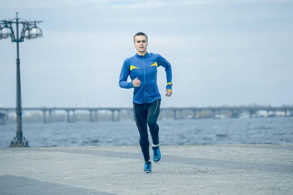 Man kör på staden bakgrund på morgonen. — Stockfoto