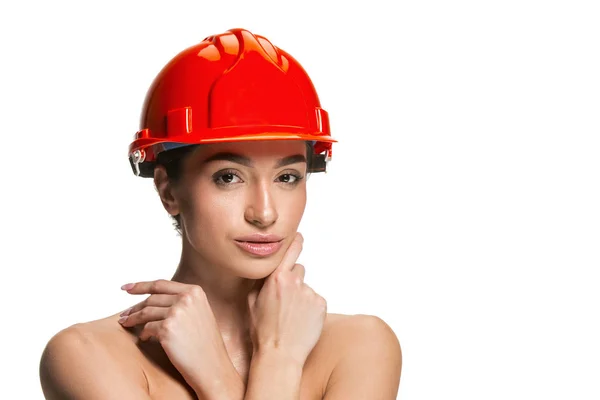 Porträt einer selbstbewussten Arbeiterin mit orangefarbenem Helm — Stockfoto