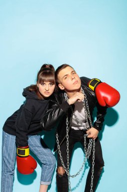 İki genç güzel hipster gençler moda portre kadar kapatın