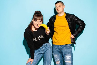 İki genç güzel hipster gençler moda portre kadar kapatın