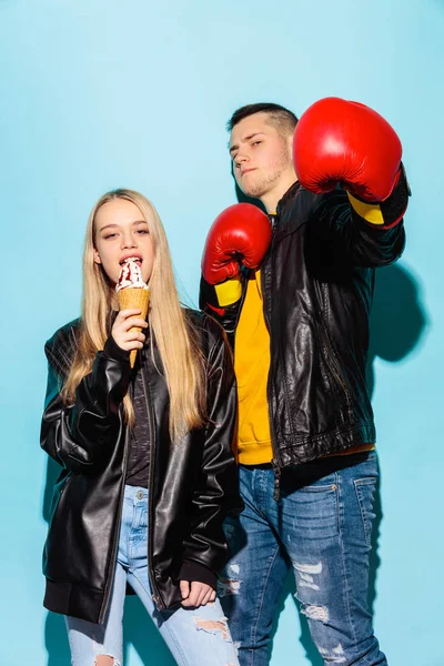 Nahaufnahme Modeporträt zweier junger hübscher Hipster-Teenager — Stockfoto