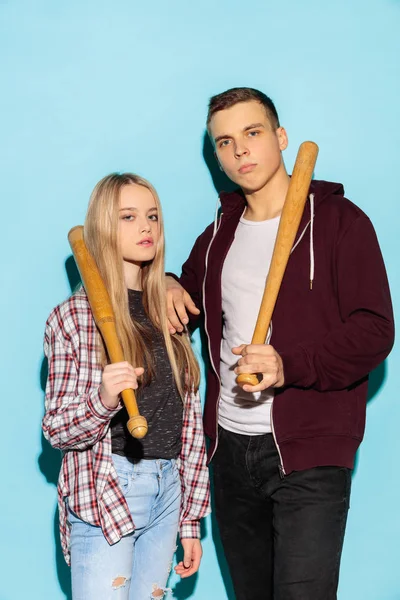 Retrato de cerca de la moda de dos jóvenes adolescentes bastante hipster — Foto de Stock