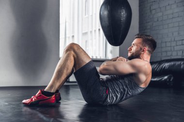 Spor salonunda sert atlet trenler. Fitness ve sağlıklı yaşam konsepti.