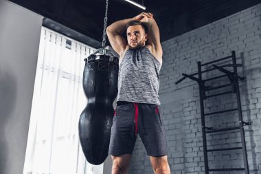 Spor salonunda sert atlet trenler. Fitness ve sağlıklı yaşam konsepti.