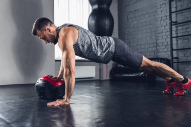 Spor salonunda sert atlet trenler. Fitness ve sağlıklı yaşam konsepti.